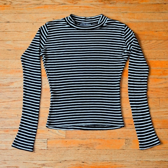 Brandy Melville black and white striped long sleeve 100% cotton top - Picture 3 of 9